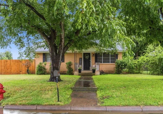 Photo 3 of Single family home for sale at 2621 Vine St, Brownwood, TX 76801 | MLS# 21331242 | Listing updated on 2026-09-29