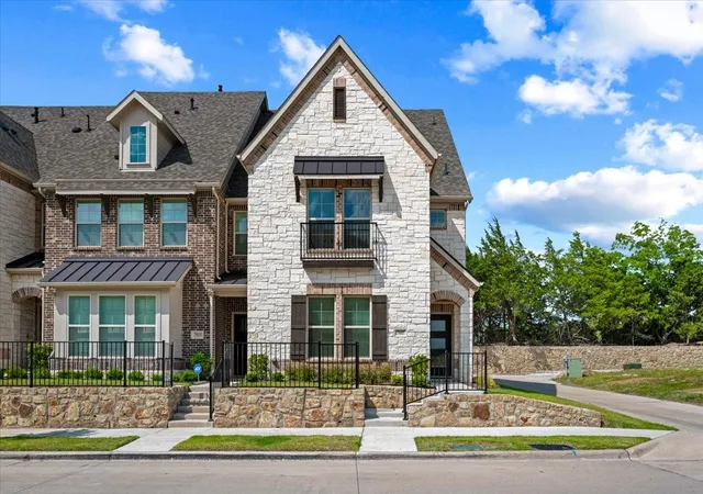 Photo 2 of Townhouse for sale at 7937 Bayside Dr, Rowlett, TX 75088 | MLS# 21331237 | Listing updated on 2026-10-08