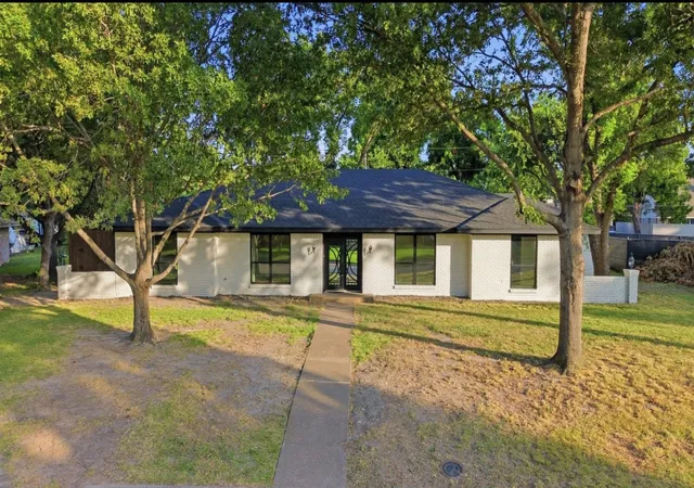 1st image of 729 Surrey Cir, Grand Prairie, TX 75050 | MLS# 21331424