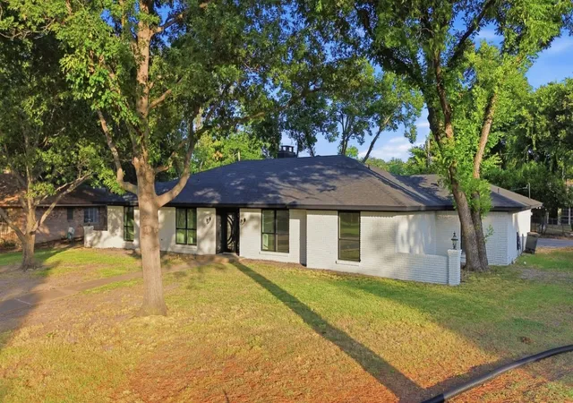 2nd image of 729 Surrey Cir, Grand Prairie, TX 75050 | MLS# 21331424