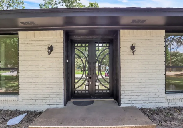 3rd image of 729 Surrey Cir, Grand Prairie, TX 75050 | MLS# 21331424