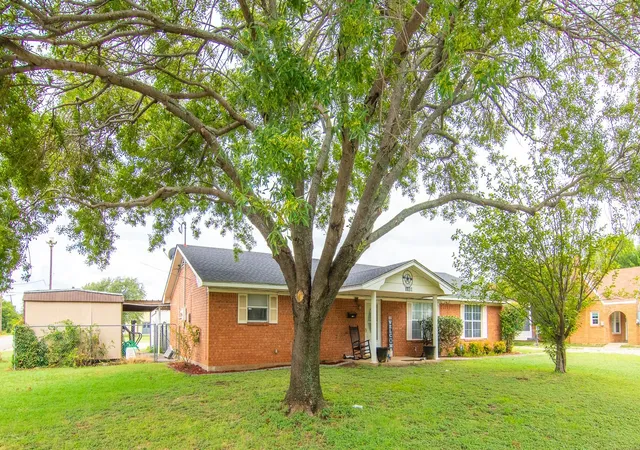 Photo 3 of Single family home for sale at 1909 4th St, Brownwood, TX 76801 | MLS# 21331550 | Listing updated on 2026-08-22