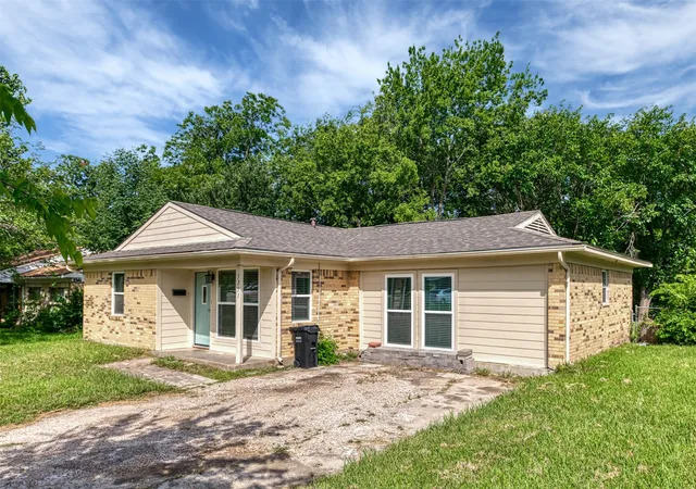 Photo 3 of Single family home for sale at 3351 Caracas Dr, Mesquite, TX 75150 | MLS# 21313784 | Listing updated on 2026-08-24
