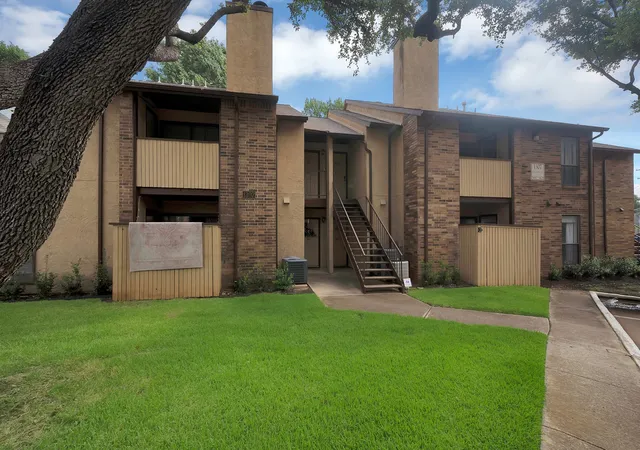 Photo 2 of Sale Pending at 1307 Willoughby Ln #5412, Arlington, TX 76011 | MLS# 21331655 | Listing updated on 2026-10-01