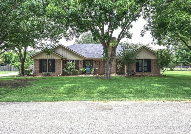 Photo 2 of Single family home for sale at 5500 Bello Vista Dr, Sherman, TX 75090 | MLS# 21329213 | Listing updated on 2026-10-06