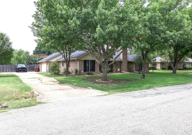 Photo 3 of Single family home for sale at 5500 Bello Vista Dr, Sherman, TX 75090 | MLS# 21329213 | Listing updated on 2026-10-06