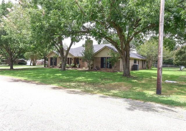 Photo 3 of Single family home for sale at 5500 Bello Vista Dr, Sherman, TX 75090 | MLS# 21329213 | Listing updated on 2026-10-06