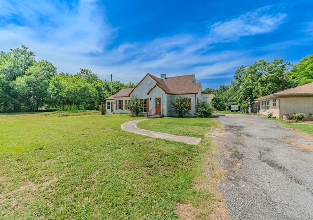 Photo 4 of Single family home for sale at 620 Forrester St, Greenville, TX 75401 | MLS# 21331562 | Listing updated on 2026-09-16