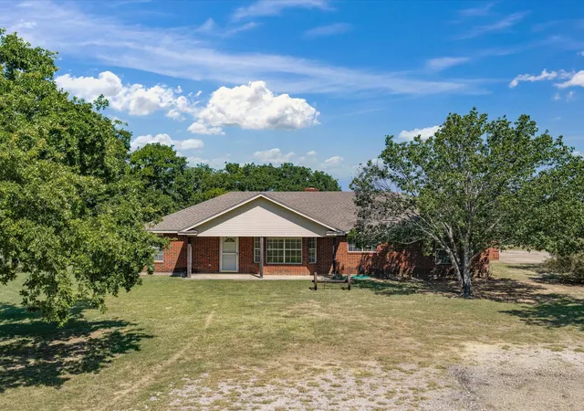Photo 4 of Single family home for sale at 466 County Road 1180, Alvord, TX 76225 | MLS# 21329635 | Listing updated on 2026-07-27