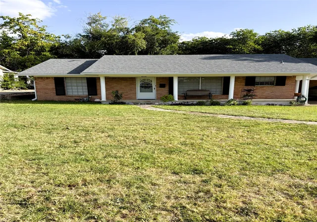 Photo 1 of Single family home for sale at 1016 E Franklin St, Hillsboro, TX 76645 | MLS# 21330939 | Listing updated on 2026-08-16