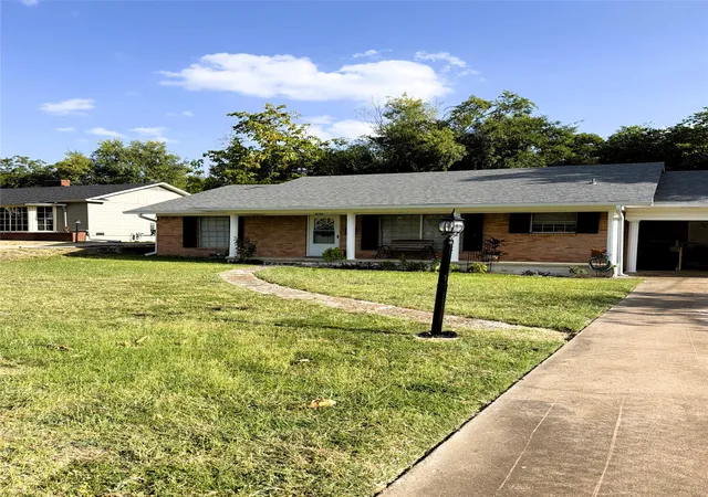 Photo 2 of Single family home for sale at 1016 E Franklin St, Hillsboro, TX 76645 | MLS# 21330939 | Listing updated on 2026-08-16
