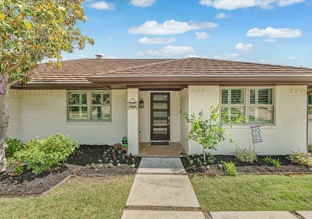 1st image of 27 Crestwood Dr, Trophy Club, TX 76262 | MLS# 21331789