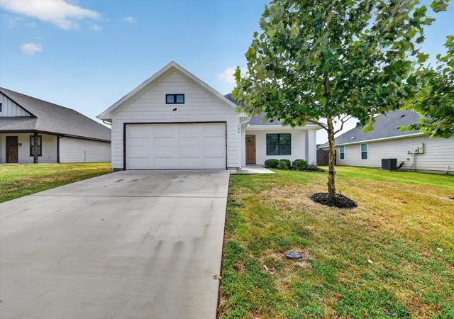 Photo 1 of Single family home for sale at 106 Clover Cir, Weatherford, TX 76086 | MLS# 21331546 | Listing updated on 2026-07-15