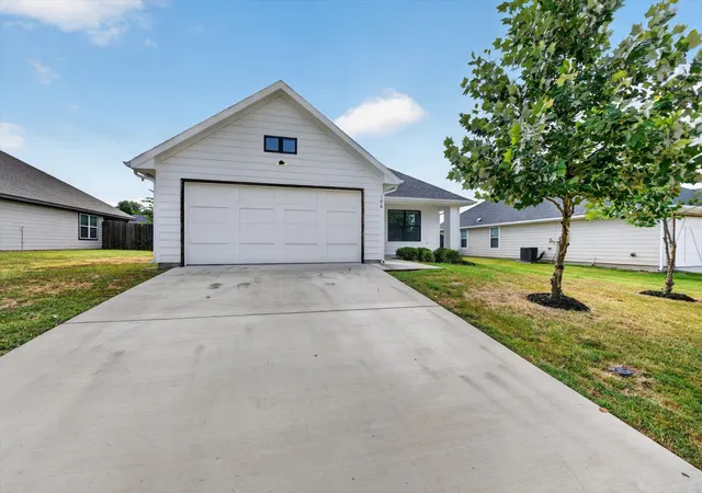 Photo 2 of Single family home for sale at 106 Clover Cir, Weatherford, TX 76086 | MLS# 21331546 | Listing updated on 2026-07-15