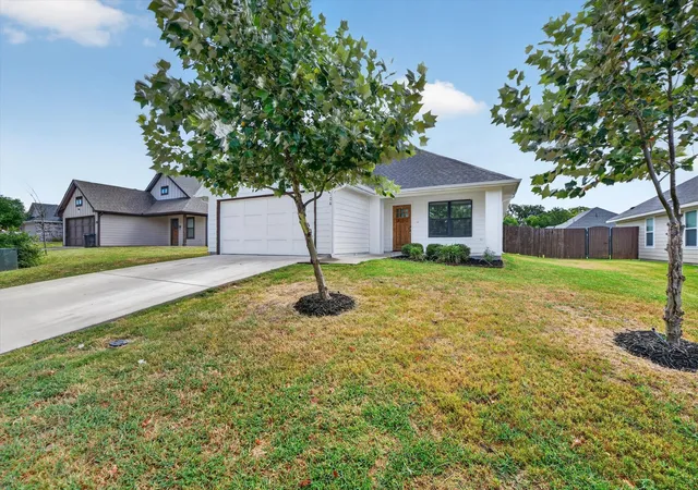 Photo 3 of Single family home for sale at 106 Clover Cir, Weatherford, TX 76086 | MLS# 21331546 | Listing updated on 2026-07-15