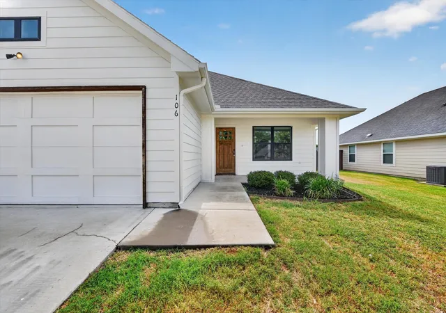 Photo 3 of Single family home for sale at 106 Clover Cir, Weatherford, TX 76086 | MLS# 21331546 | Listing updated on 2026-07-15