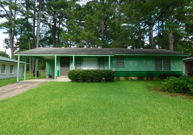 Photo 1 of Sale Pending at 107 Ne 5th St, Springhill, LA 71075 | MLS# 21331953 | Listing updated on 2026-08-25