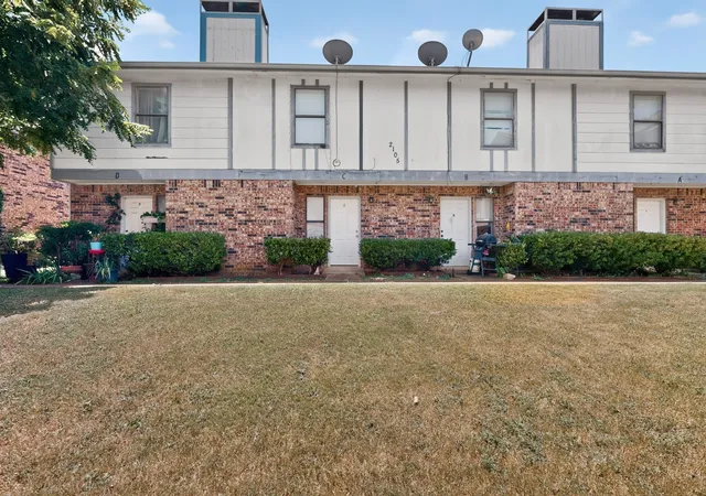 Listing Photo 4 - Condo for sale in building located at 2105 W Walnut St, Garland, TX 75042 - Unit #A,B,C,D