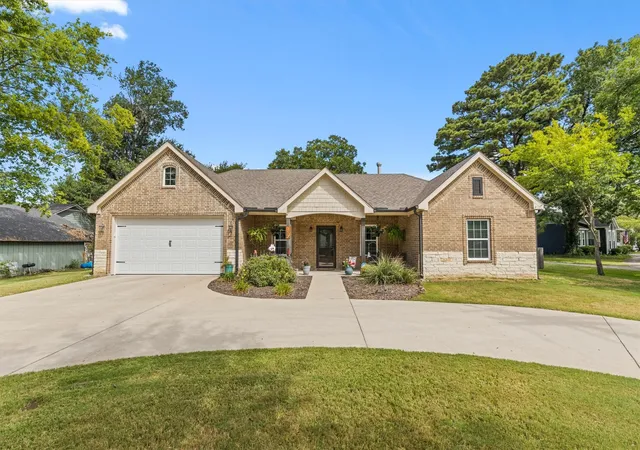 Photo 1 of Single family home for sale at 327 Walnut St, Terrell, TX 75160 | MLS# 21326310 | Listing updated on 2026-09-20