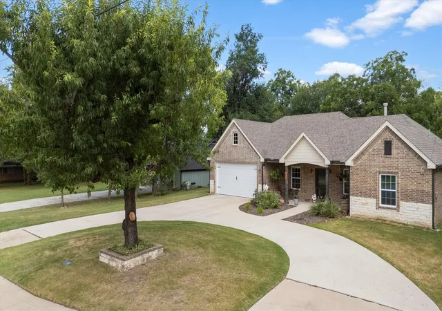 Photo 3 of Single family home for sale at 327 Walnut St, Terrell, TX 75160 | MLS# 21326310 | Listing updated on 2026-09-20