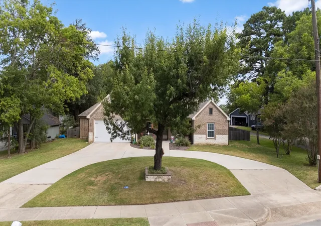 Photo 3 of Single family home for sale at 327 Walnut St, Terrell, TX 75160 | MLS# 21326310 | Listing updated on 2026-09-20