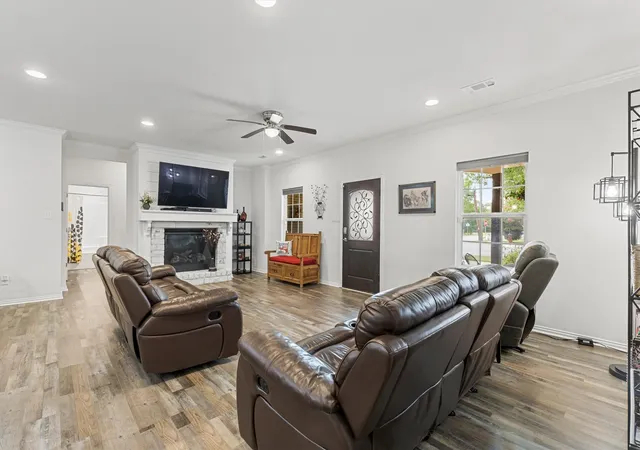 Photo 4 of Single family home for sale at 327 Walnut St, Terrell, TX 75160 | MLS# 21326310 | Listing updated on 2026-09-20