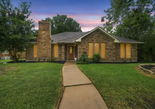 Photo 1 of Sale Pending at 115 Redman Ln, Waxahachie, TX 75165 | MLS# 21332004 | Listing updated on 2026-08-27