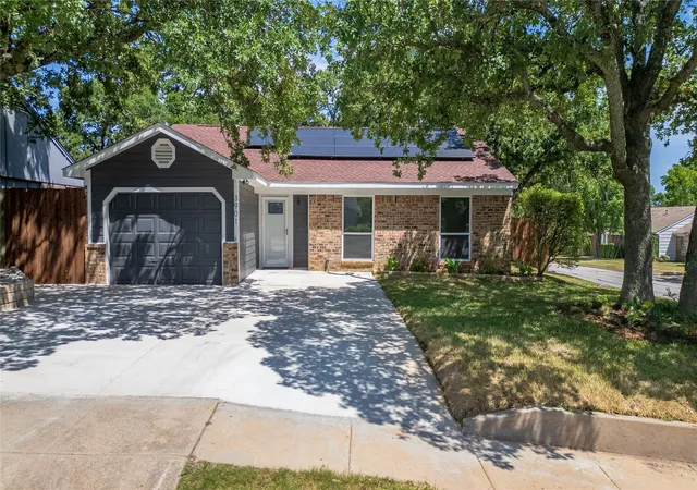 Photo 2 of Sale Pending at 3901 Glengate Dr, Arlington, TX 76016 | MLS# 21332043 | Listing updated on 2026-08-24