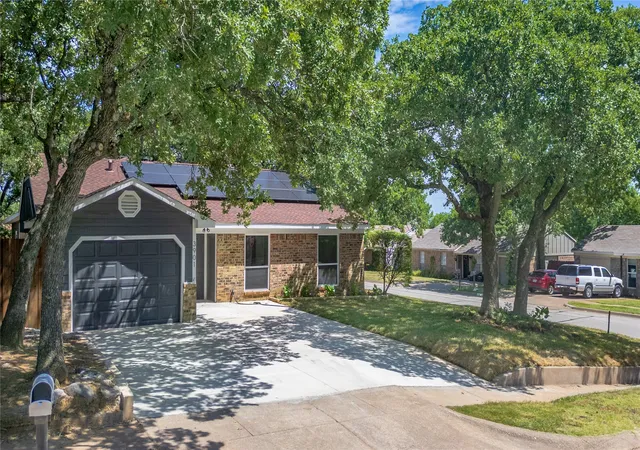 Photo 3 of Sale Pending at 3901 Glengate Dr, Arlington, TX 76016 | MLS# 21332043 | Listing updated on 2026-08-24