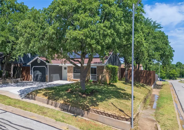 Photo 3 of Sale Pending at 3901 Glengate Dr, Arlington, TX 76016 | MLS# 21332043 | Listing updated on 2026-08-24