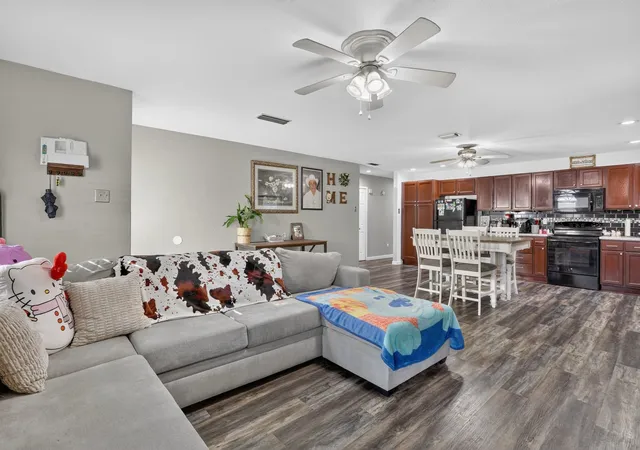 3rd image of 3110 Edelweiss Dr, Grand Prairie, TX 75052 | MLS# 21330631