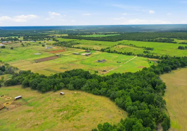 Photo 3 of House for sale at 660 County Road 127, Stephenville, TX 76401 | MLS# 21332096 | Listing updated on 2026-08-18