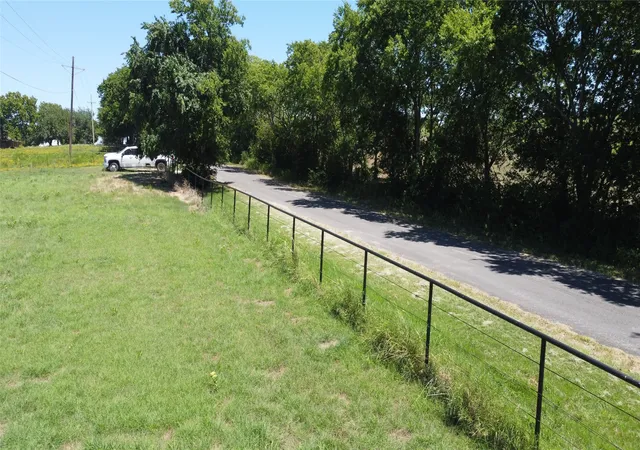 Photo 1 of Sale Pending at 833 E Lovers Ln, Bells, TX 75414 | MLS# 21332128 | Listing updated on 2026-09-28