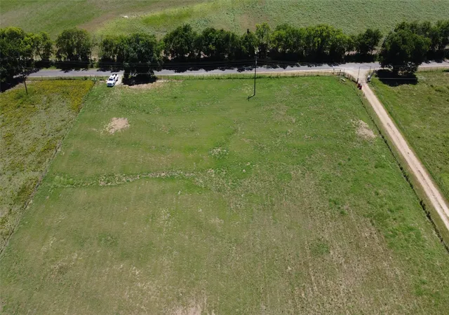 Photo 3 of Sale Pending at 833 E Lovers Ln, Bells, TX 75414 | MLS# 21332128 | Listing updated on 2026-09-28