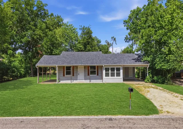 Photo 3 of Single family home for sale at 337 N 1st St, Point, TX 75472 | MLS# 21324910 | Listing updated on 2026-10-05