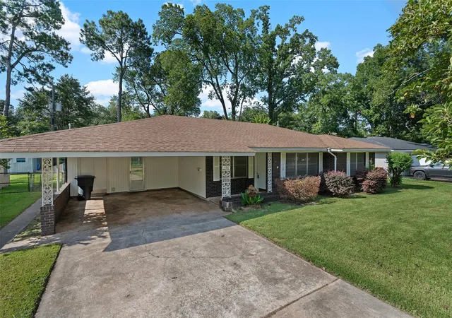 Photo 3 of Single family home for sale at 108 Swedes Ave, Shreveport, LA 71105 | MLS# 21329134 | Listing updated on 2026-08-21