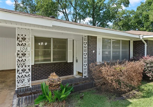 Photo 3 of Single family home for sale at 108 Swedes Ave, Shreveport, LA 71105 | MLS# 21329134 | Listing updated on 2026-08-21