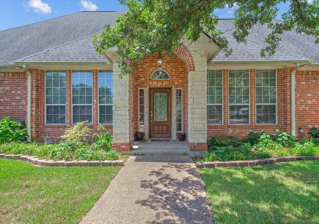 Photo 2 of Single family home for sale at 690 County Road 2310, Mineola, TX 75773 | MLS# 21332253 | Listing updated on 2026-10-03
