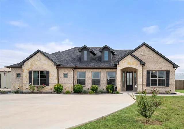 Photo 1 of Single family home for sale at 170 Grays Creek Cir, Ennis, TX 75119 | MLS# 21331008 | Listing updated on 2026-08-24