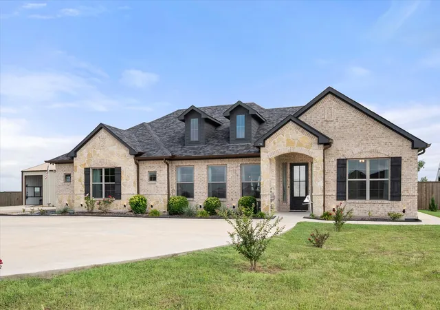 Photo 3 of Single family home for sale at 170 Grays Creek Cir, Ennis, TX 75119 | MLS# 21331008 | Listing updated on 2026-08-24