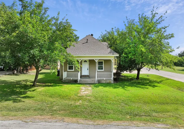Photo 2 of Single family home for sale at 441 W Lake St, Krum, TX 76249 | MLS# 21324719 | Listing updated on 2026-08-17