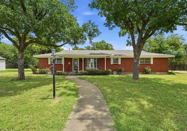 Photo 1 of Single family home for sale at 206 Mcanear St, Cleburne, TX 76033 | MLS# 21332318 | Listing updated on 2026-08-26