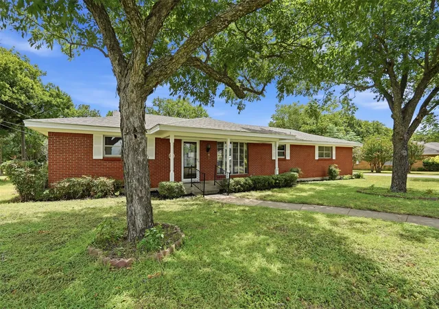 Photo 2 of Single family home for sale at 206 Mcanear St, Cleburne, TX 76033 | MLS# 21332318 | Listing updated on 2026-08-26