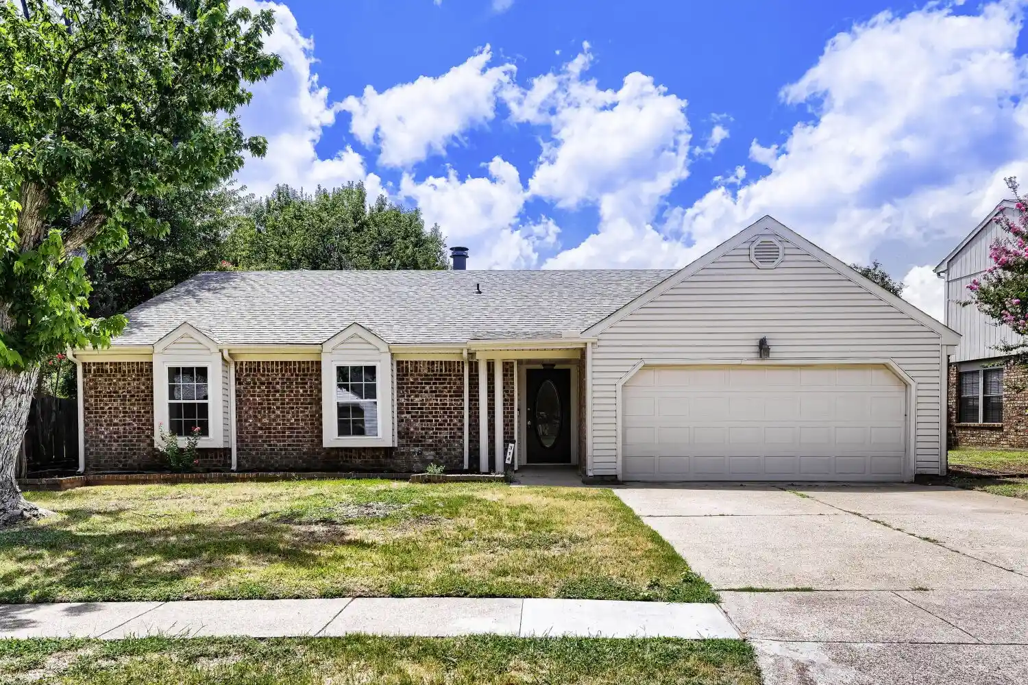 Photo 1 of Single family home for sale at 314 Sandlewood Ln, Euless, TX 76039 | MLS# 21330432 | Listing updated on 2026-10-24