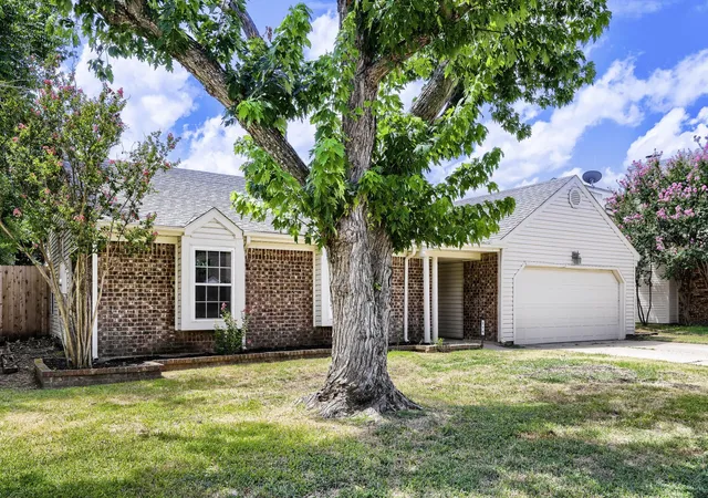 Photo 2 of Single family home for sale at 314 Sandlewood Ln, Euless, TX 76039 | MLS# 21330432 | Listing updated on 2026-08-28