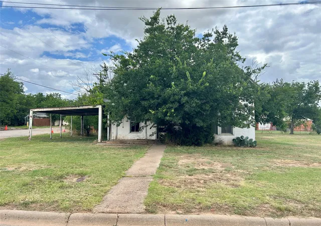 Photo 1 of Single family home for sale at 916 W Mesquite St, Coleman, TX 76834 | MLS# 21318560 | Listing updated on 2026-07-16