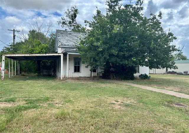 Photo 2 of Single family home for sale at 916 W Mesquite St, Coleman, TX 76834 | MLS# 21318560 | Listing updated on 2026-07-16