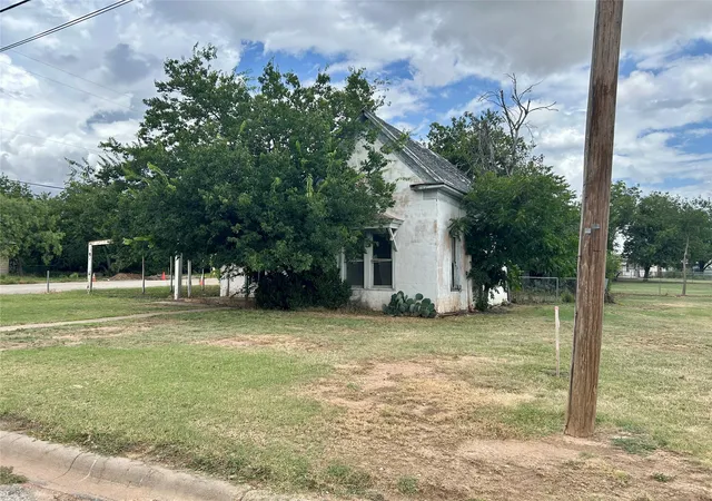 Photo 3 of Single family home for sale at 916 W Mesquite St, Coleman, TX 76834 | MLS# 21318560 | Listing updated on 2026-07-16