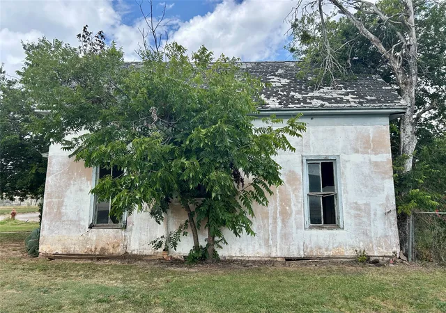 Photo 3 of Single family home for sale at 916 W Mesquite St, Coleman, TX 76834 | MLS# 21318560 | Listing updated on 2026-07-16