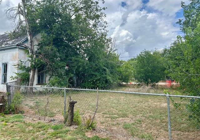 Photo 4 of Single family home for sale at 916 W Mesquite St, Coleman, TX 76834 | MLS# 21318560 | Listing updated on 2026-07-16